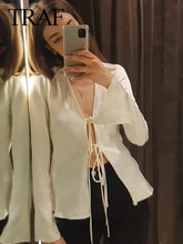 Carregar imagem no visualizador da galeria, Blusa de Cetim Textura Seda, Laço Solto Enfeitado, Gola Virada Para Baixo