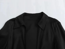 Carregar imagem no visualizador da galeria, Blusa de Cetim Textura Seda, Laço Solto Enfeitado, Gola Virada Para Baixo