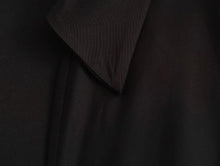 Carregar imagem no visualizador da galeria, Blusa de Cetim Textura Seda, Laço Solto Enfeitado, Gola Virada Para Baixo