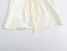 Carregar imagem no visualizador da galeria, Blusa de Cetim Textura Seda, Laço Solto Enfeitado, Gola Virada Para Baixo