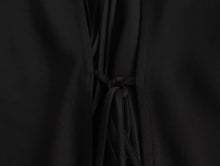 Carregar imagem no visualizador da galeria, Blusa de Cetim Textura Seda, Laço Solto Enfeitado, Gola Virada Para Baixo