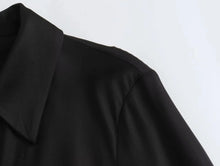 Carregar imagem no visualizador da galeria, Blusa de Cetim Textura Seda, Laço Solto Enfeitado, Gola Virada Para Baixo