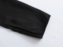Carregar imagem no visualizador da galeria, Blusa de Cetim Textura Seda, Laço Solto Enfeitado, Gola Virada Para Baixo