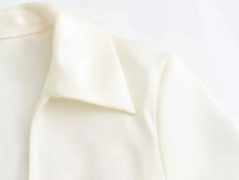 Carregar imagem no visualizador da galeria, Blusa de Cetim Textura Seda, Laço Solto Enfeitado, Gola Virada Para Baixo