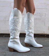 Carregar imagem no visualizador da galeria, Botas Altas Cowgirl Bordado Ocidental, Salto Grosso, Plataforma Plus Size 45
