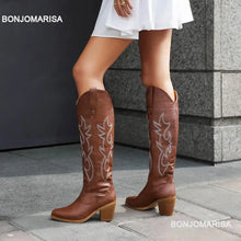 Carregar imagem no visualizador da galeria, Botas Altas Cowgirl Bordado Ocidental, Salto Grosso, Plataforma Plus Size 45
