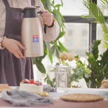 Carregar e reproduzir vídeo no visualizador da galeria, Garrafas térmicas para café, chá ou preservar água quente, várias cores metálicas
