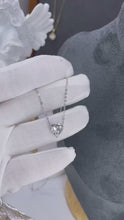 Carregar e reproduzir vídeo no visualizador da galeria, Colar com Pingente de Moissanite em Forma de Coração, 2/4 Quilates, Prata Esterlina 925
